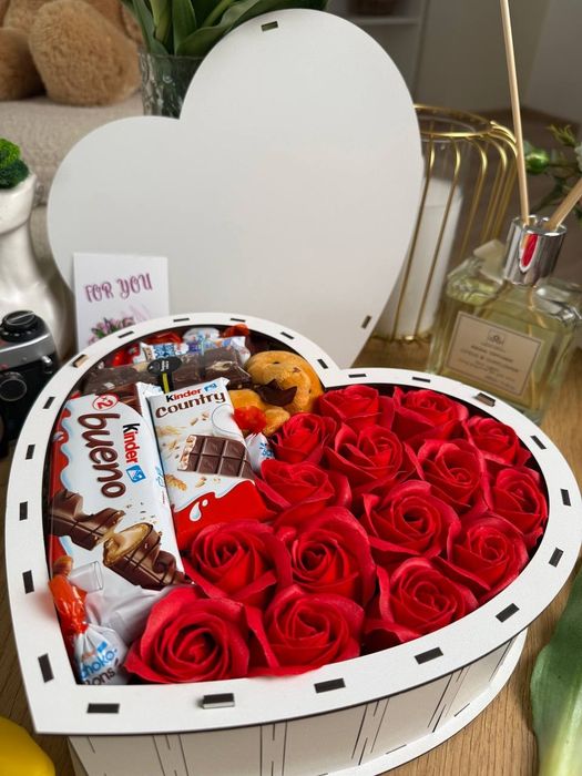 Готові Подарункові набори новорічний бокс солодощів Kinder