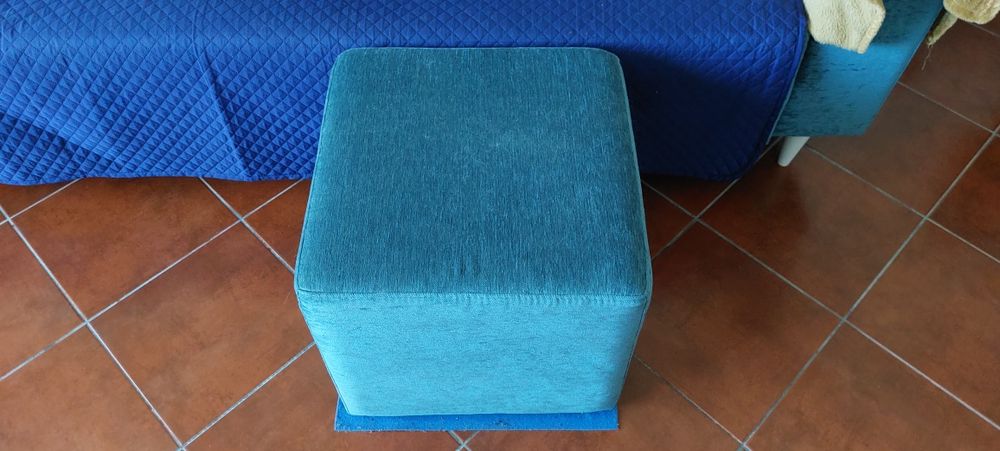 Sofá com almofadas e Puf