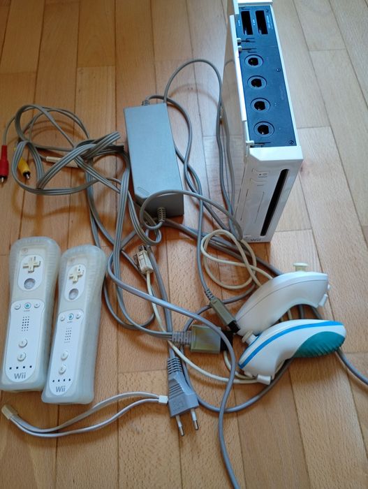 Wii como nova e com 4 comandos