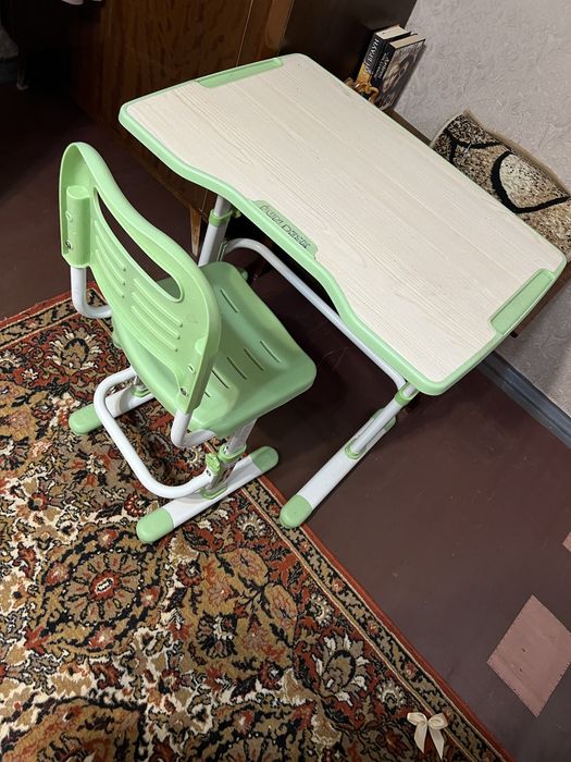 Стіл для навчання дитини