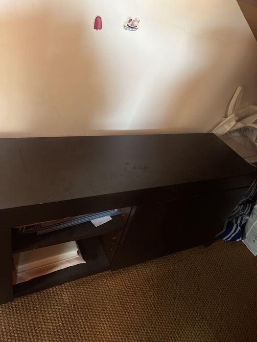 Movel aparador todo em madeira em estado satisfatorio