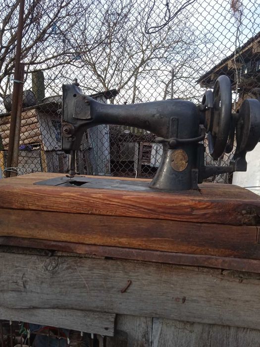 Старовина .Німецька швейна машинка.