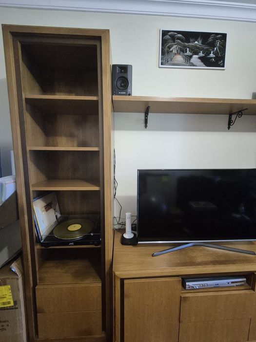 Estante de sala em carvalho.