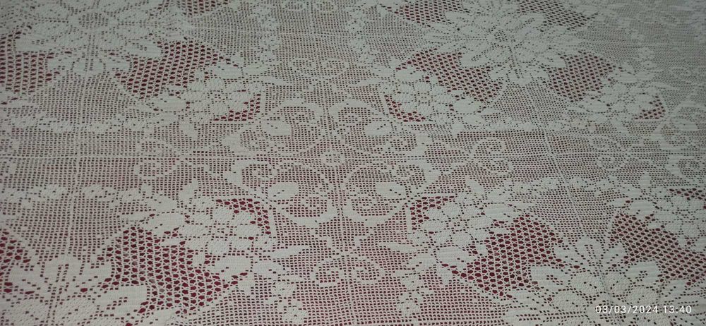 Toalha ou pano retangular artesanal em renda, côr cru