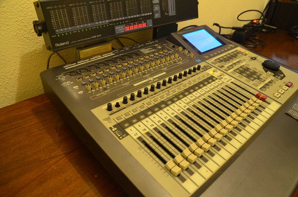 Roland MB-24 レベルメーター VM-7000/VS-2480対応 Mesa de mistura/ gravador digital Workstation Roland VS-2480 + MB