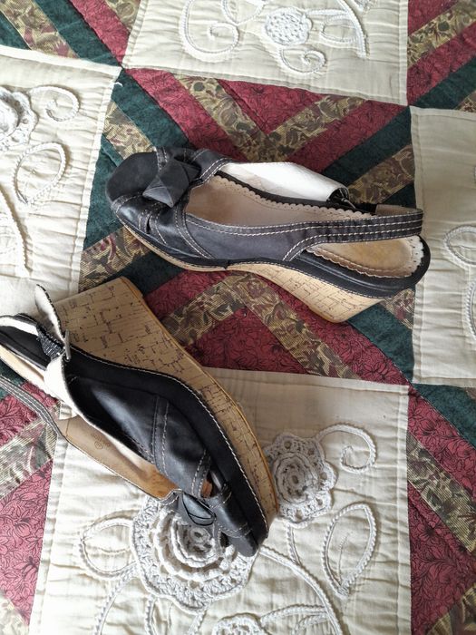 Sandálias muito bonitas de pele pretas abertas a frente, com presponto