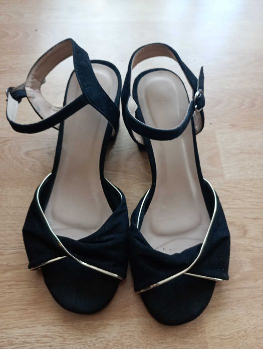 Sandały damskie, rozmiar 38, na grubszum słupku