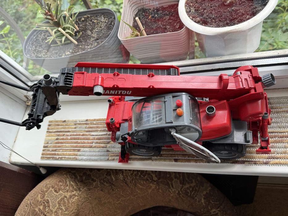 Телескопический погрузчик Bruder Manitou MRT 2150