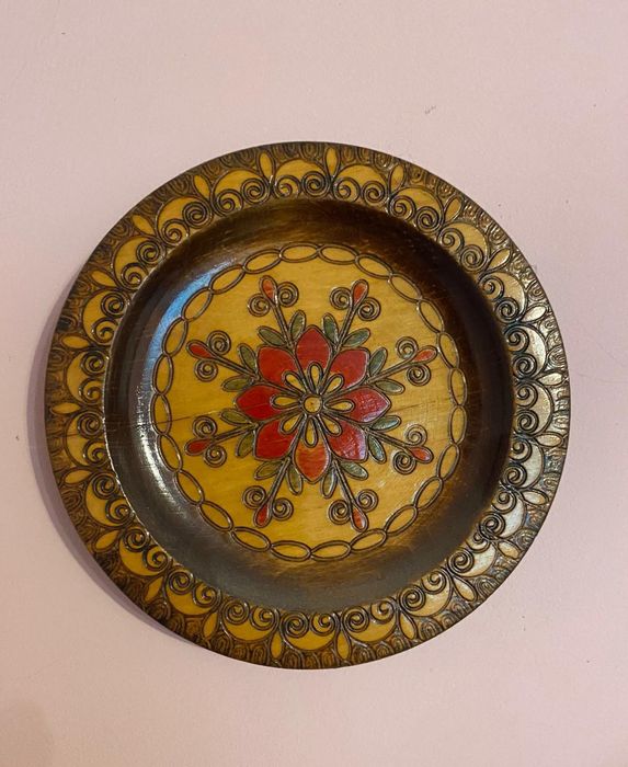 Talerz ozdobny naścienny drewniany PRL  z motywem