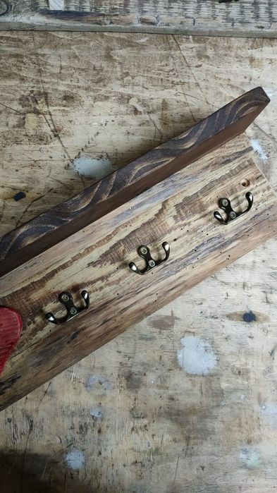 Wieszak w stylu rustykalnym.