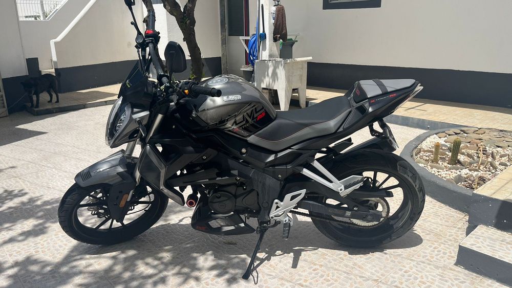 Vendo mota UM xtreet RS 125cc