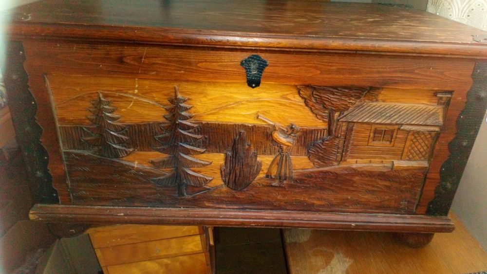 Kufer drewniany rzezbiony