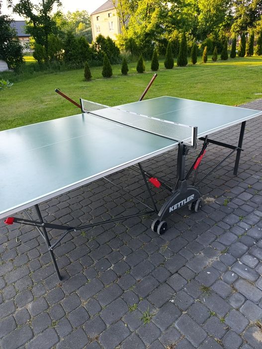 Stół do tenisa stołowego Kettler.
