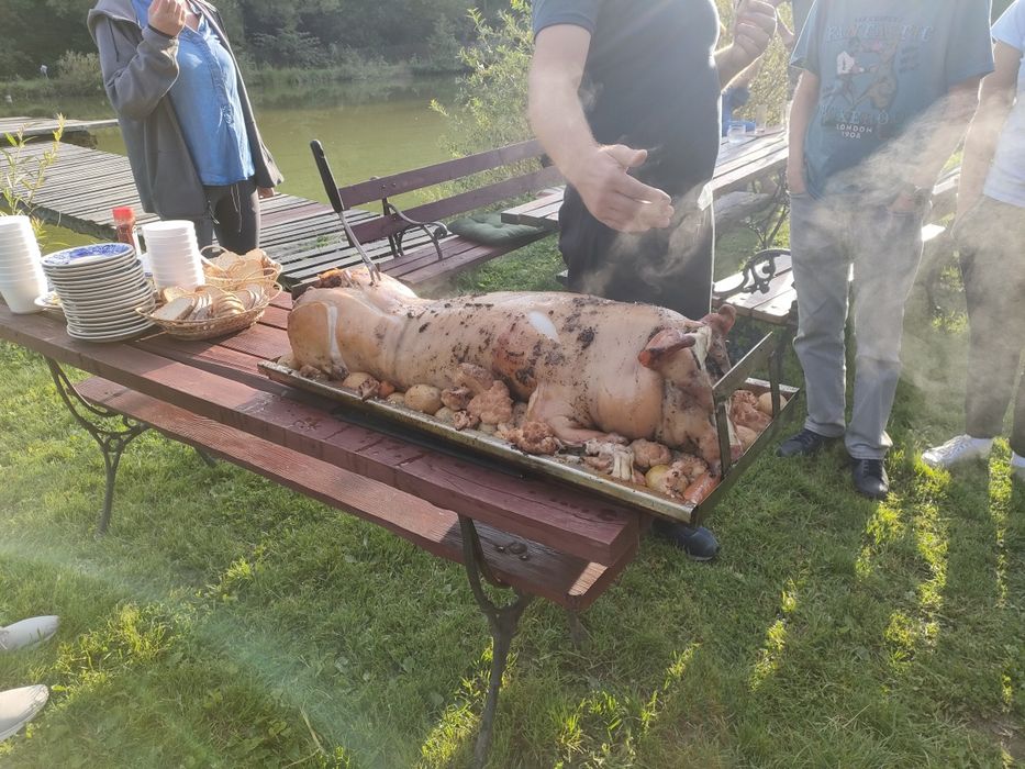 Prosiak ,jagnięcina,udźce,pieczone w piecu ziemnym
