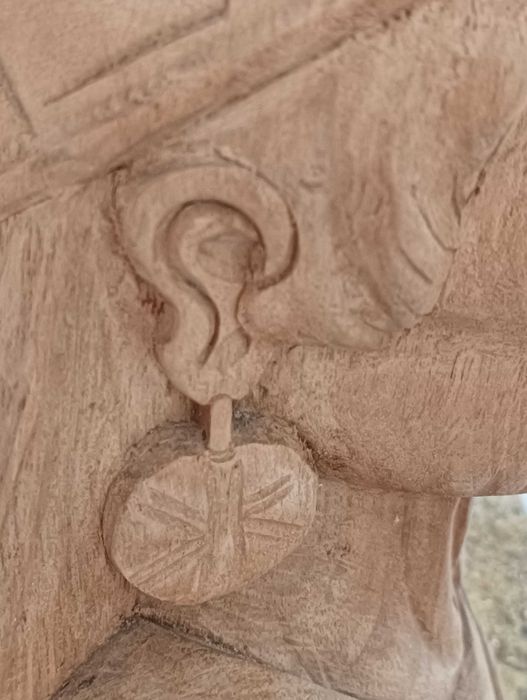 Busto de indígena esculpido em madeira