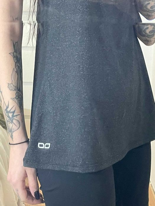 Top desportivo pouco uso cinza escura