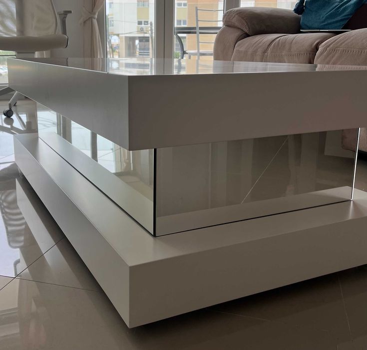 Mesa de centro branca com espelhos e com rodas - ótimo estado