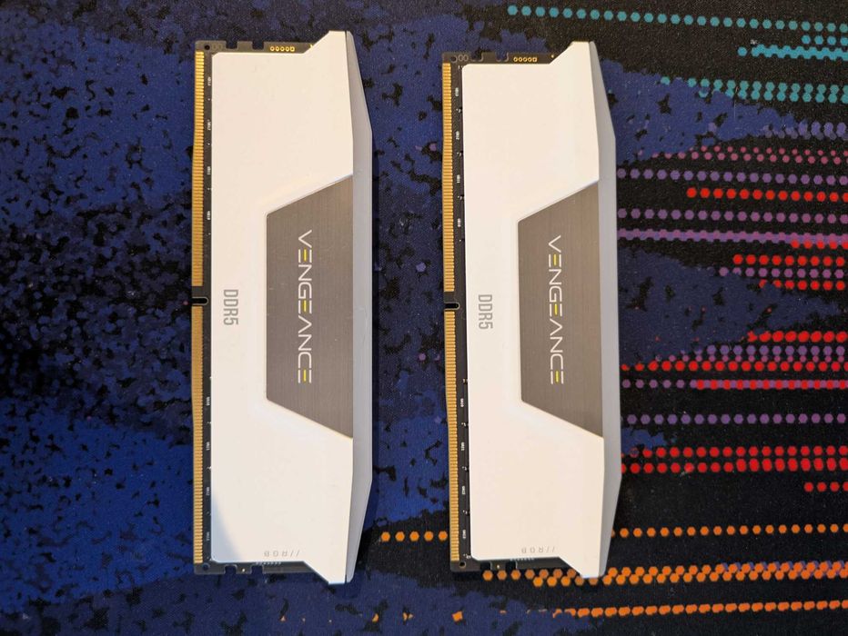 RAM DDR5 64Gb (2x32GB) 6000MHz CL30 Corsair Vengeance Branca RGB