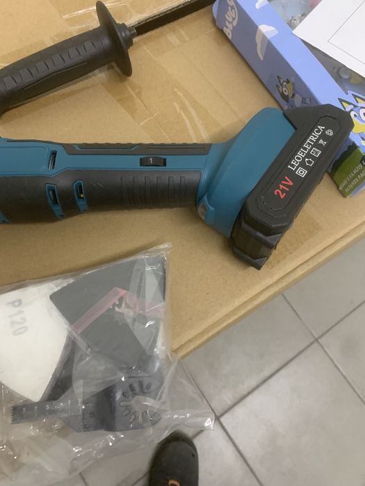 Serra multifuncoes a bateria