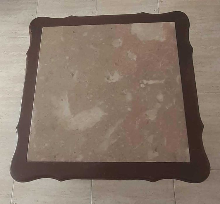 Mesa de Centro com tampo de granito (vintage)