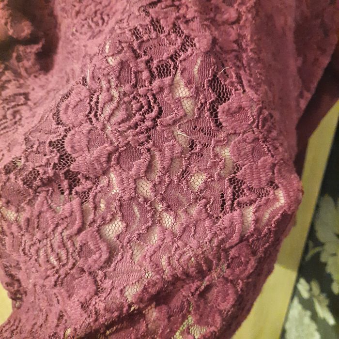 Bordowa bluza z koronką