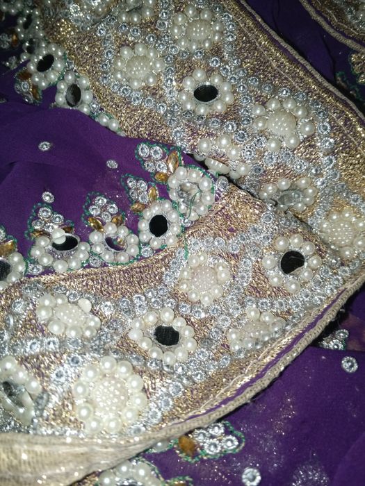 Фиолетовое расшитое сари без чоли