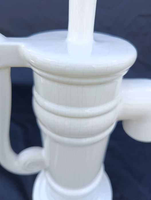 Dekoracja ceramiczna biała pompa