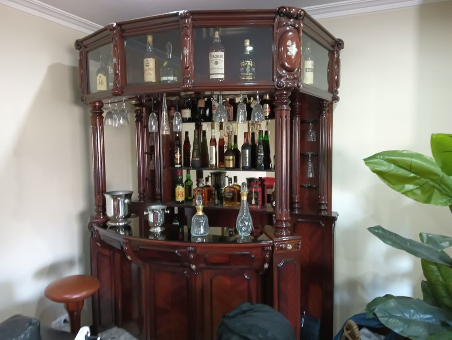 Móvel bar em cerejeira com 2 bancos  prateleiras cima por baixo em  fr