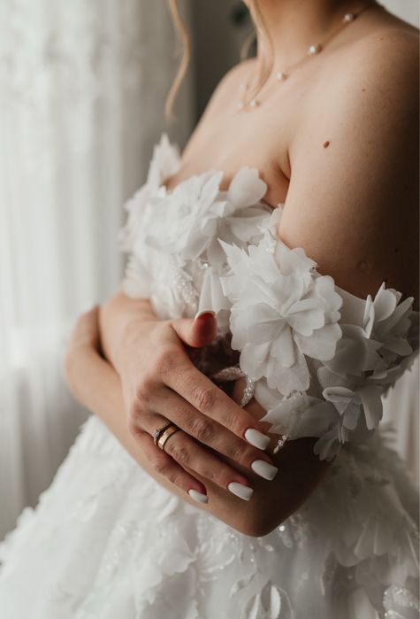 Весільна сукня.