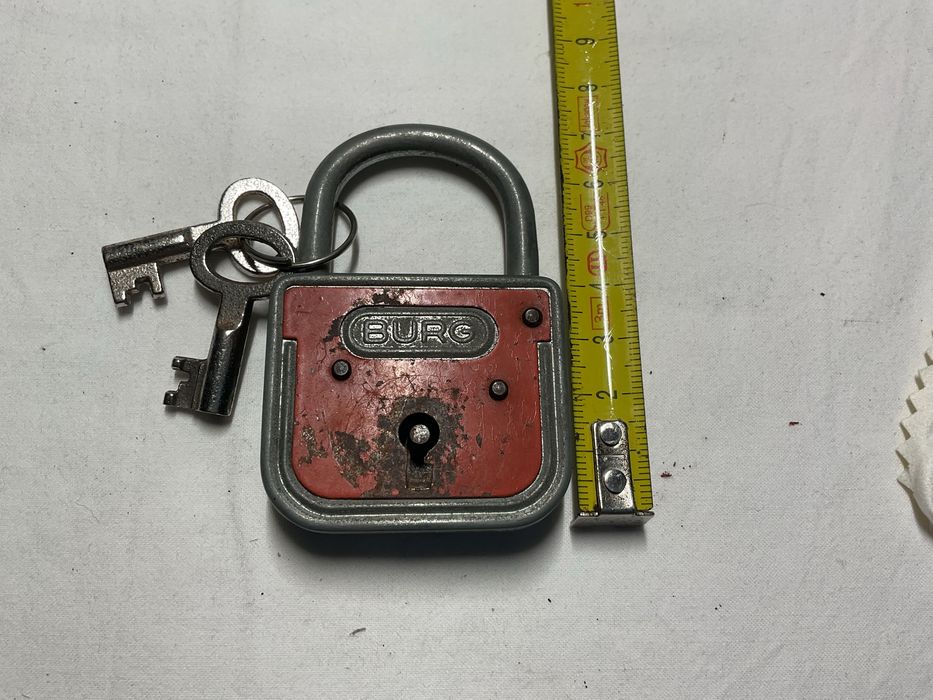 Cadeado antigo com chaves