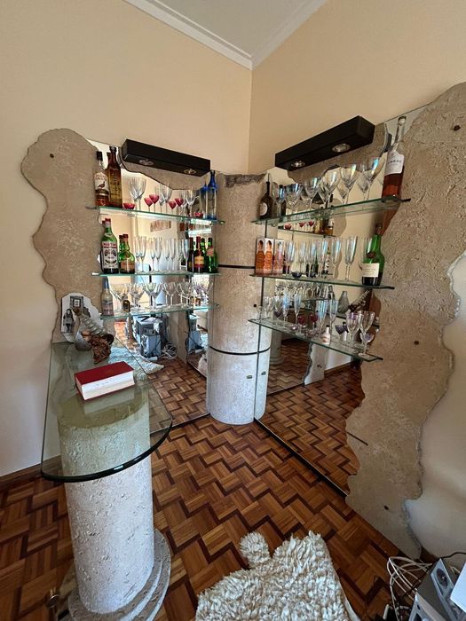 Bar em pedra espelhado