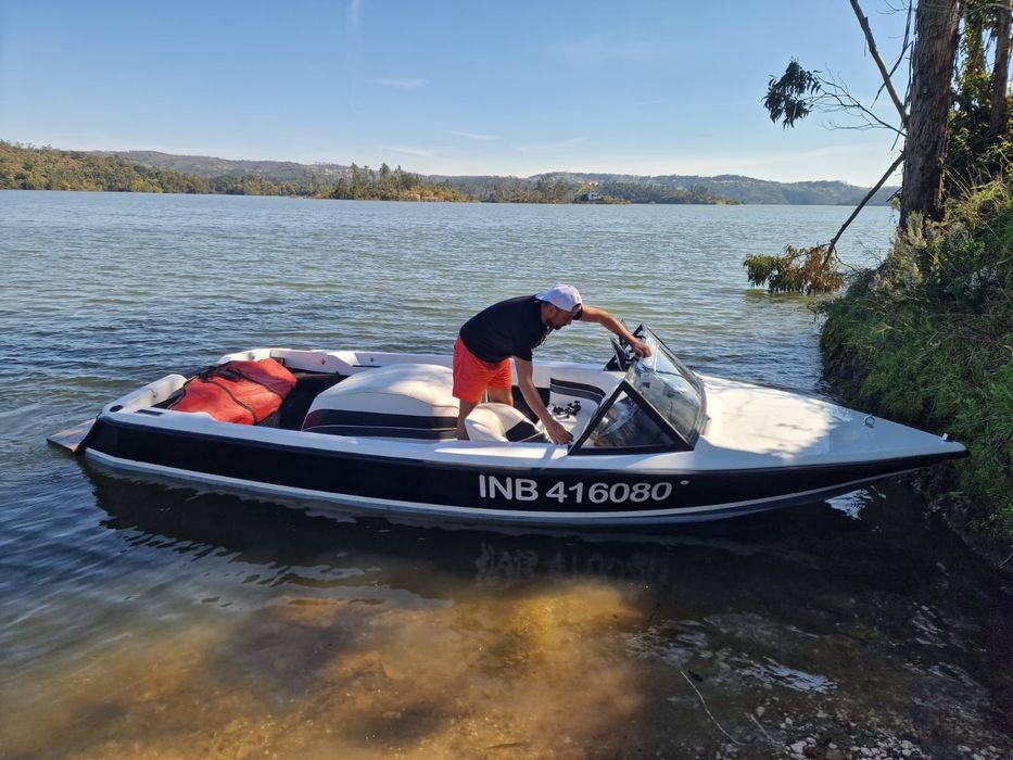 Vendo  reboque com barco