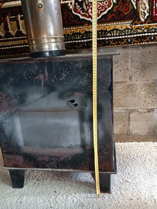 Salamandra a lenha em ferro fundido, rústica com tubos para  chaminé e