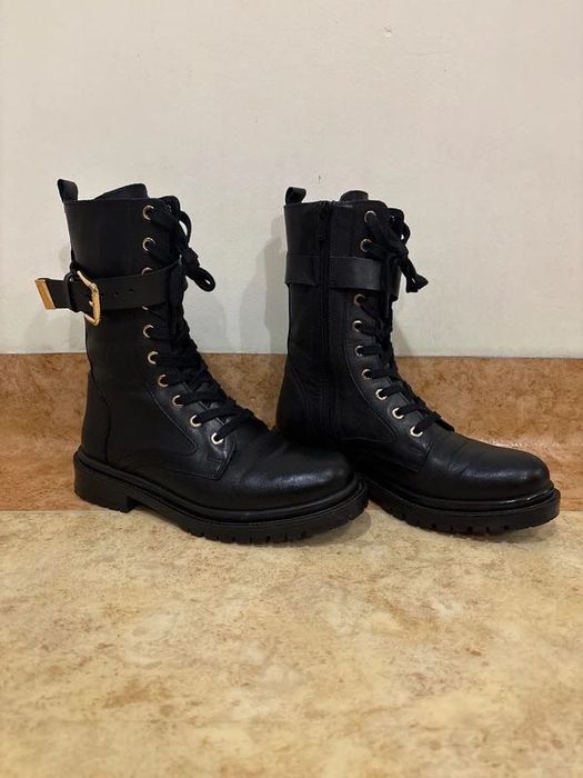 Wojas botki z ozdobną klamrą