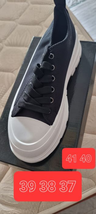 Vários sapatos de mulher