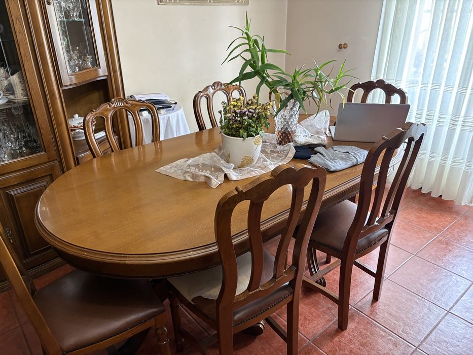 Mesa de madeira com 6 cadeiras