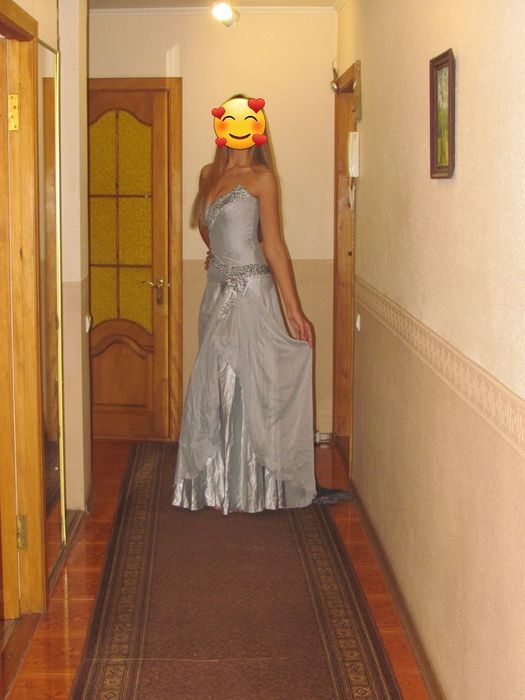 Вечірня сукня з корсетом