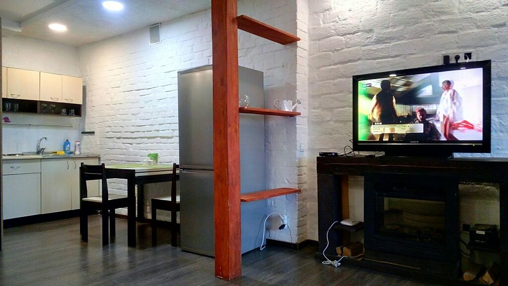 1-кім. Пивзавод, "Лагуна". ДЗЕРКАЛЬНА СТЕЛЯ. Подобово, погодинно.