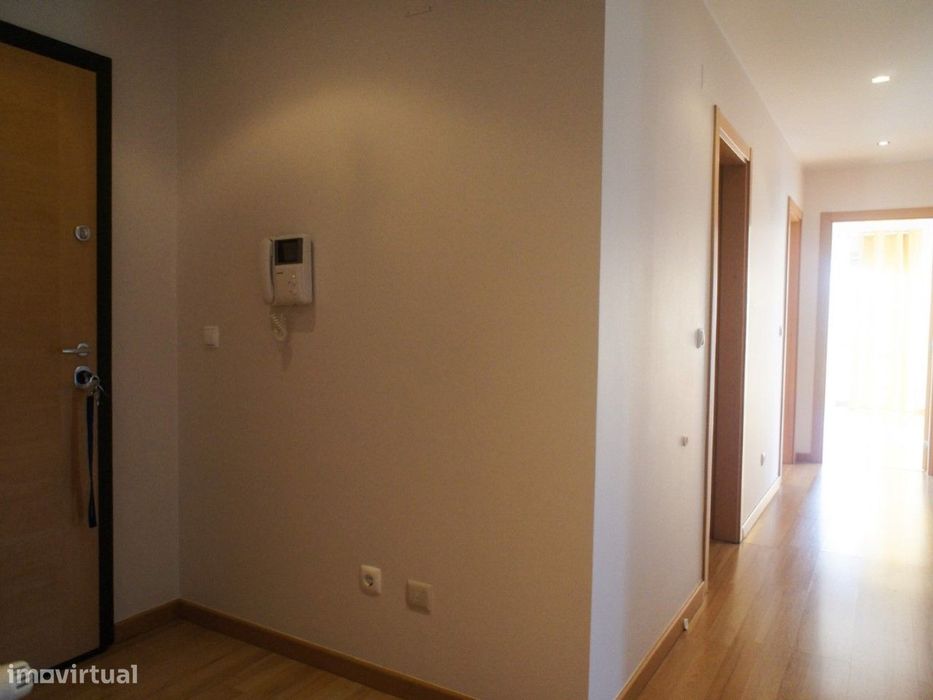 Apartamento T3 Semi-Novo! Com Varanda e Arrecadação individual