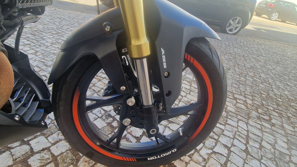 QJMOTOR 125 SRK S 06/2025 Acidentada em 07/2026 com 80% de aproveitamento das peças.