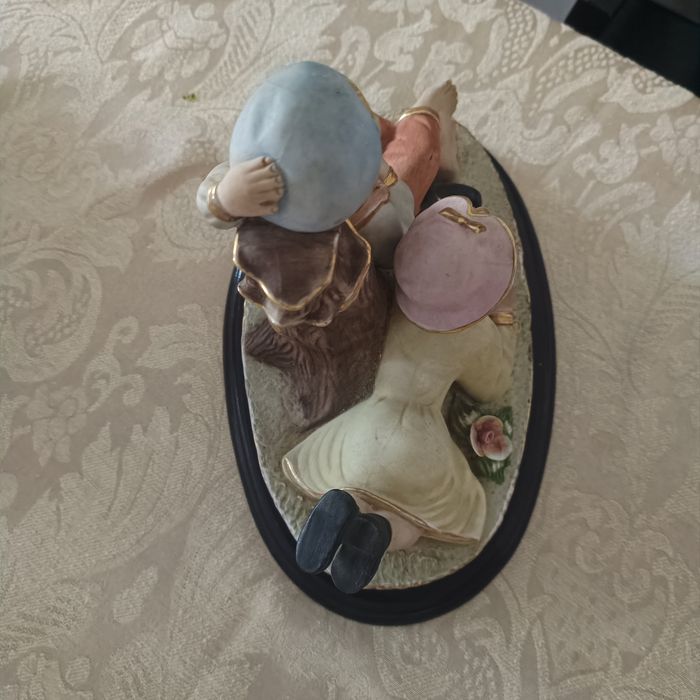 Estátua porcelana impecável