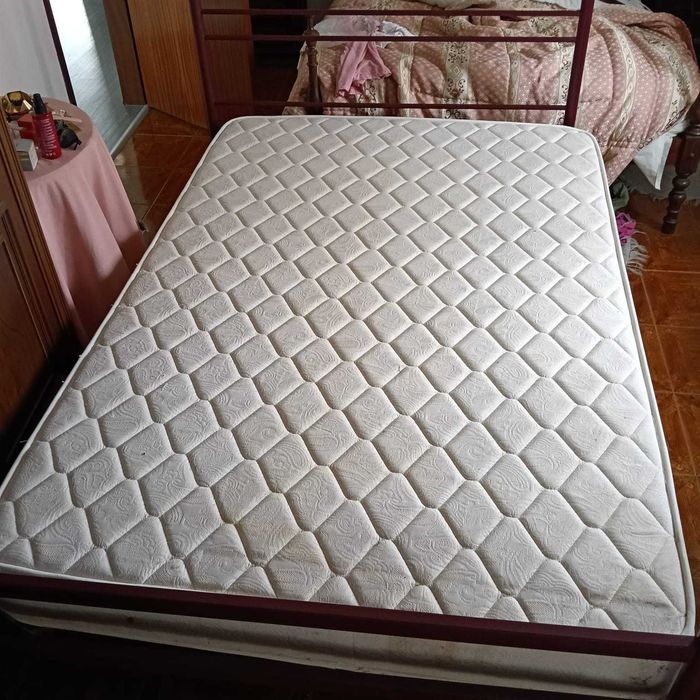 Cama individual em ferro com colchão