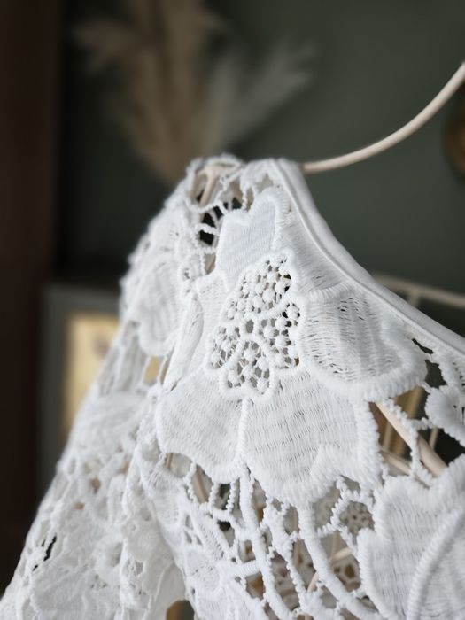 Biała koronkowa sukienka damska – letnia elegancja Made in Italy S/