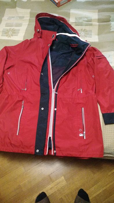Куртка женская, новая, "брендовая".Ветровка непромокаемая.