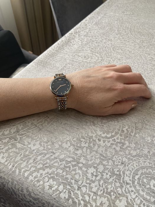 Жіночий годинник Armani.