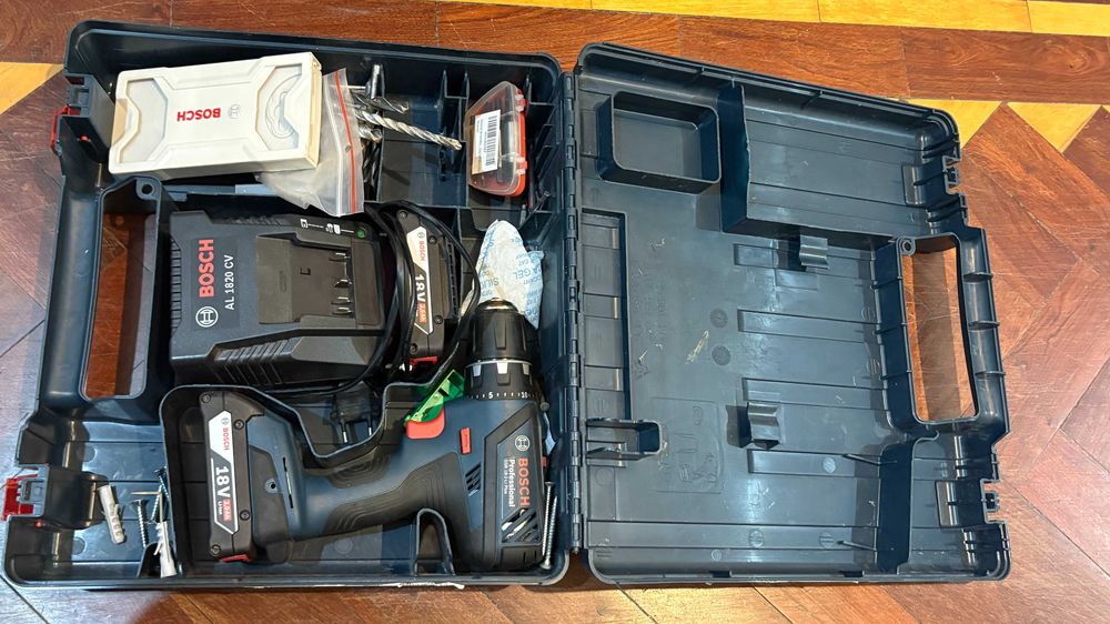 Berbequim aparafusador Bosch Professional 18V, 2 baterias, carregador e mala