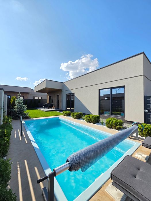 Продается новый дом с бассейном в коттеджном городке «Золотые Ключи»