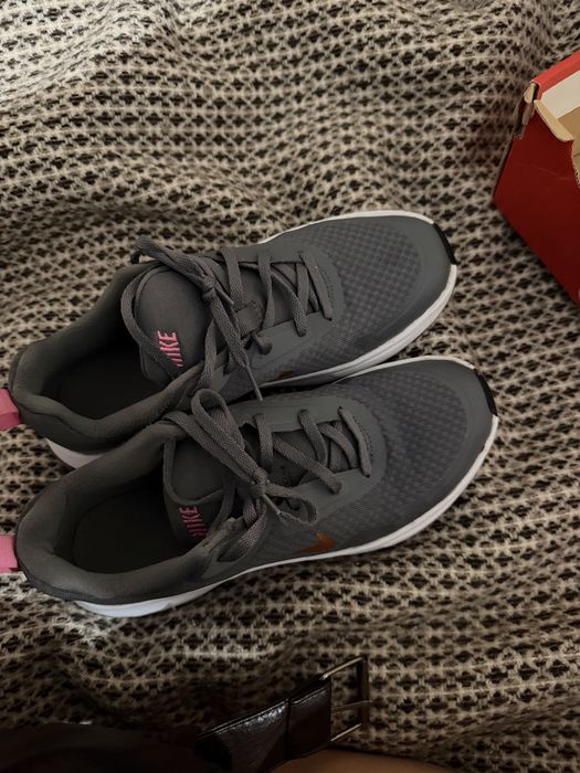Оригінальні кросівки Nike сірі 38,5