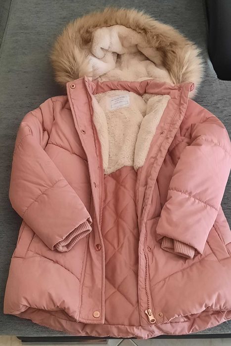 Casaco cor de rosa com capuz de peluche quente e cinto