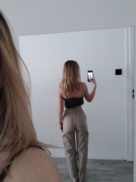 Beżowe spodnie cargo prostą nogawką kieszenie straight jeansy viral